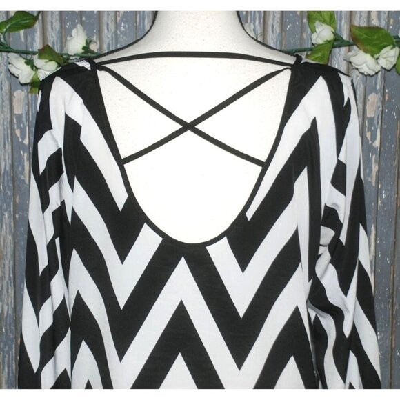 Studio Y Ladies Blouse M Black & White Chevron Open Back HI-Low Long Sleeve - Picture 6 of 8